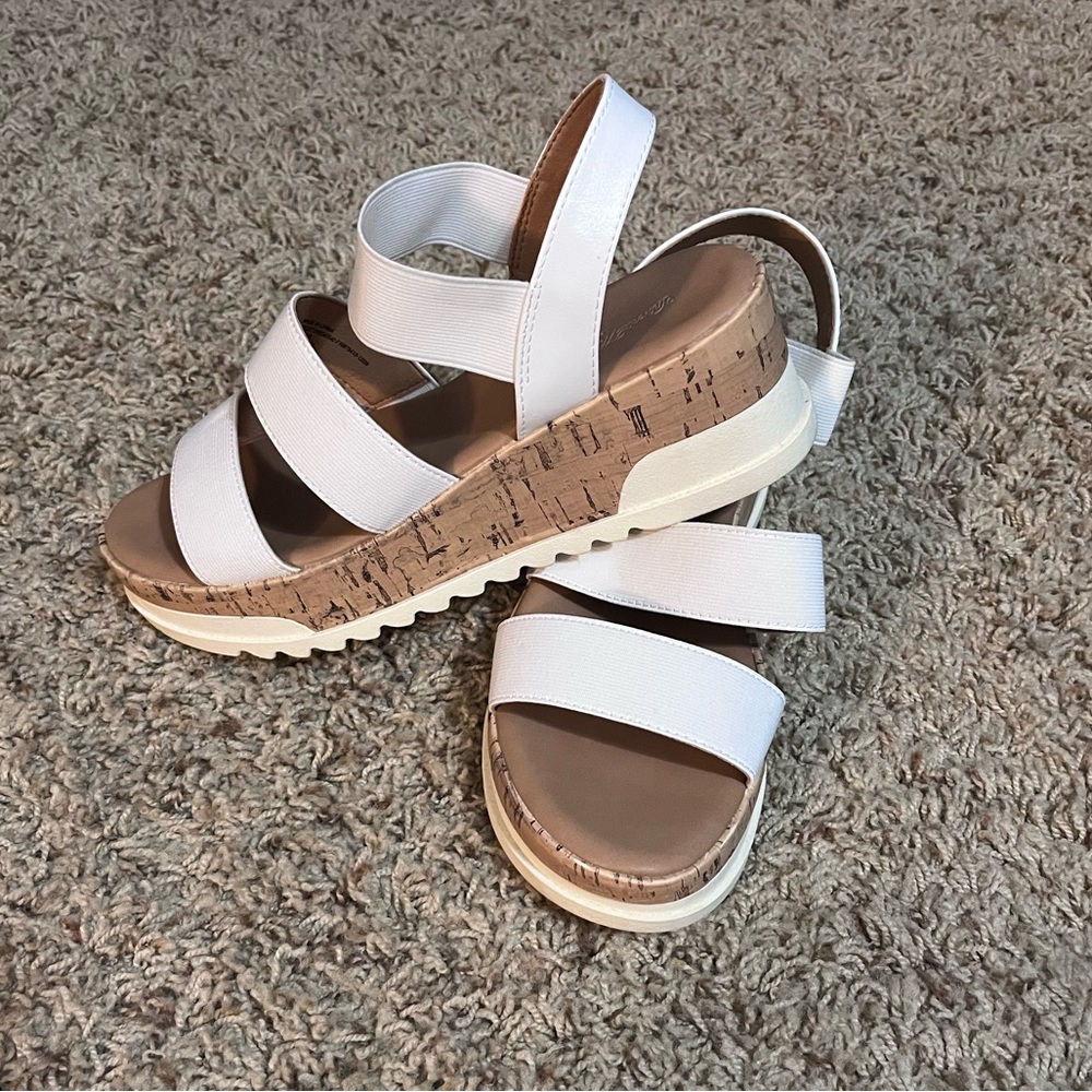 Brand New Universal Thread Platform Sandals